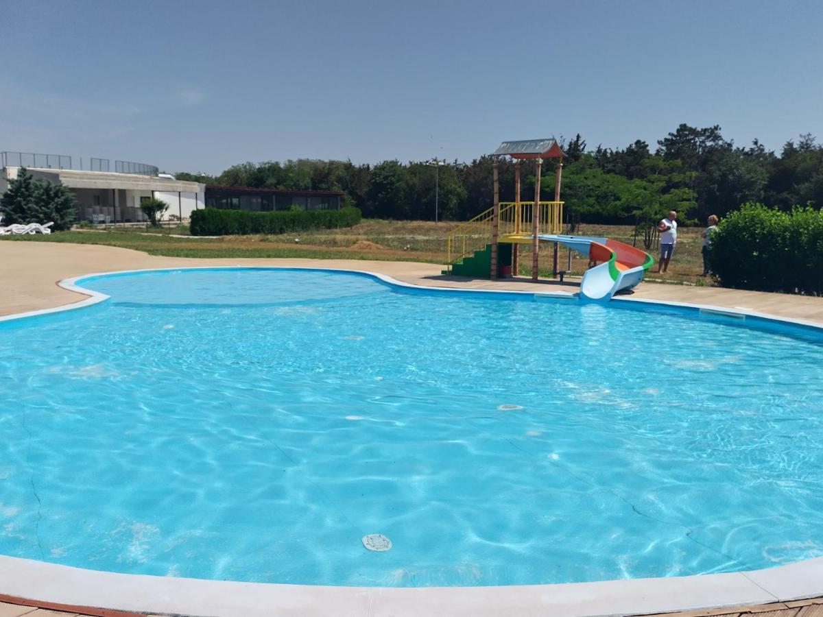 Blaxy Resort Stefi Cu Acces La Piscine Gratuit Douăzeci şi Trei August 外观 照片